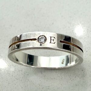 Oak and Luna STACKABLE ENGRAVED SOUL BAND
RING WITH DIAMOND letter E SILVER 8